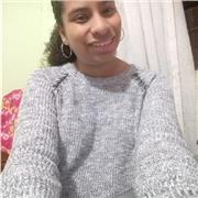 Profesor de ingles que reparte clases a grupos de adultos, jóvenes o niños